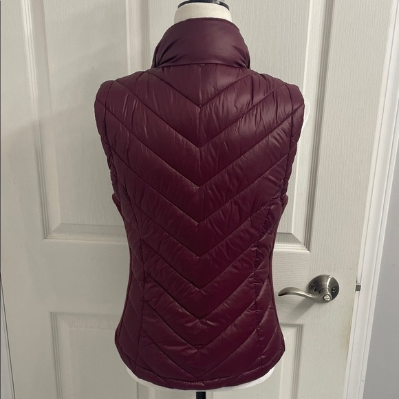 Burgundy Quilted Puffer Vest Zip Front Side Pockets Sz M - Picture 6 of 14